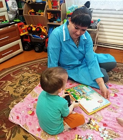 Поддержка для семей Междуреченского округа: проект «Социальная няня» набирает обороты